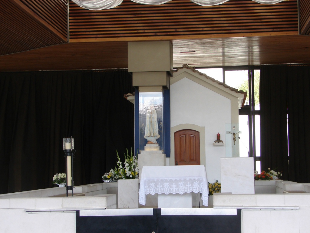 2008/03(March)/AroundTheWorld/Lisbon/1024x768_different view of altar and marker.jpg